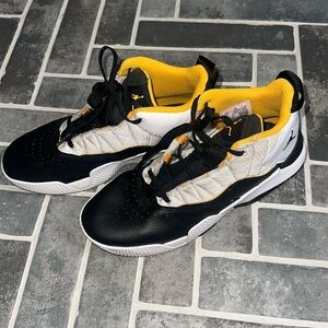 Nike Youth Jordan Stay Loyal Basketball Shoes in White Taxi Black 🏀